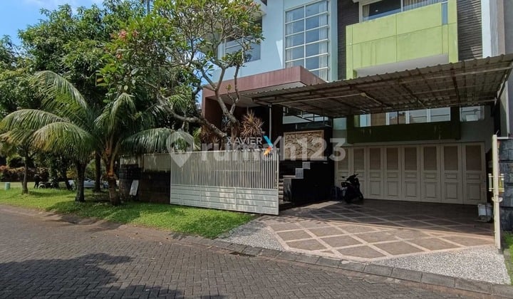 Dijual Rumah Hook Mewah 2,5Lt Dg Desain Splite Level Bangunan Kokoh dan Terawat Siap Huni Lingkungan Asri dan Nyaman di Cluster Favorit Akses Mudah ke Pusat Kota dan Dekat Plaza Araya di Perumahan Araya H570