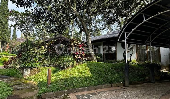 Dijual Villa Terawat 2Lt Kondisi Bagus Bersih Ada Taman Depan Siap Huni Lingkungan Tenang dan View Pegunungan Akses Mudah ke Berbagai Wisata dan Dekat Pusat Kota di Kompleks Klub Bungan Batu H686
