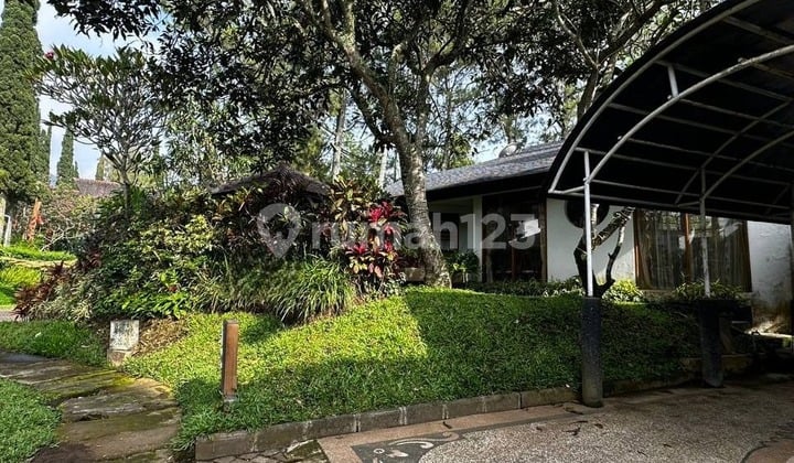 Dijual Villa Terawat dan Luas Kondisi Bersih Bagus Ada Taman Siap Huni Lingkungan Aman Tenang View Pegunungan Udara Sejuk Lokasi Dekat Wisata Jatim Park dan Akses Mudah ke Wisata Lain di Kompleks Klub Bunga Batu Malang H685
