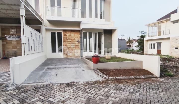 Dijual Villa Cantik Minimalis Modern 2Lt Kondisi Terawat Ada Taman Depan Belakang Siap Huni View Pegunungan Lingkungan Asri Udara Sejuk Lokasi Nol Jl Raya Soekarno Dekat Banyak Wisata dan Akses Mudah ke Alun-Alun di Kayana Regency Batu Malang H320