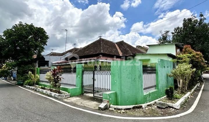 Dijual Rumah Hook Murah 2Lt Kondisi Bersih Ada Area Jemur dan Luas Ada Paviliun Siap Huni Lingkungan Aman Dekat Pusat Kota dan Area Pemukiman Dikelilingi Banyak Kampus Besar dan Sekolah Akses Mudah Dijangkau di Jl Ikan-Ikan Malang Kota H427