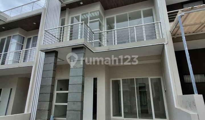 Dijual Villa Cantik Minimalis 2Lt Kondisi Bagus Sangat Terawat Siap Huni Kawasan Perumahan Dg One Gate System dan Mendatangkan Income Lokasi Strategis Dekat Banyak Wisata Batu di Villa Adi Kusuma Batu Malang H736