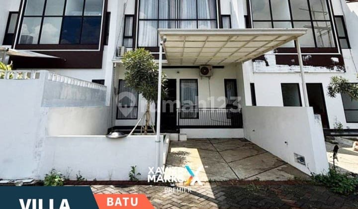 Dijual Villa Minimalis dan Terawat 2Lt Ful Furnish Dg Area Parkir Bercanopy Siap Huni Cluster Nyaman dan Tenang Aktif Disewakan Row Jalan Lebar Lokasi Strategis Dekat Wisata Baloga dan Malang Skyland di Akratama Batu Malang H858