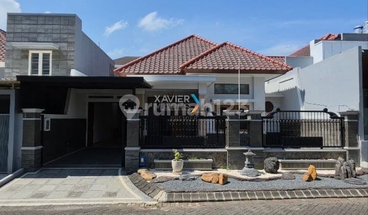 For Sale: Premium Minimalist House, Well-Maintained, Fully Furnished, with Service Area, Ready to Move In, Safe Neighborhood. Located in a Favored Residential Area near Brawijaya University and City Center, Easy Access to Office Centers in Istana Dieng Tidar, Malang City.