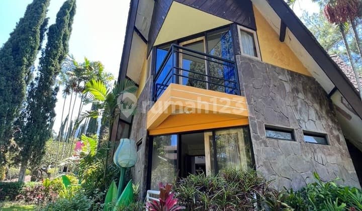 Dijual Villa Terawat LT Full Furnish Dg Vibes Homey Ada Gudang Siap Huni Lingkungan Tenang Udara Sejuk View Pegunungan Lokasi Strategis Dekatwisata Museum Angkut dan Akses Mudah ke Banyak Wisata Lain di Villa Klub Bunga Batu H602