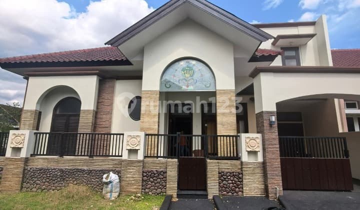 Dijual Rumah Minimalis dan Terawat 2Lt Kondisi Bersih Ada Area Jemur Siap Huni Keamanan 24 Jam Dg Lingkungan Nyaman Kawasan Cluster Lokasi Tengah Kota Dekat Kampus Brawijaya dan Fasum Lain di Permata Jingga Lowokwaru Malang Kota H732