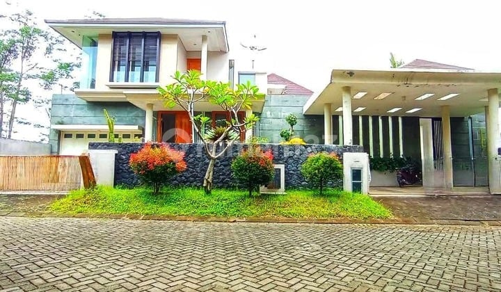 For Sale: Luxury 2-Story Semi-Furnished House with Private Pool, Ready to Move In, 24-Hour Security, Quiet Environment, Strategic Location Near City Center and Shopping Centers, Easy Access to Many Public Facilities at Araya Valley, Pakis, Malang City I029