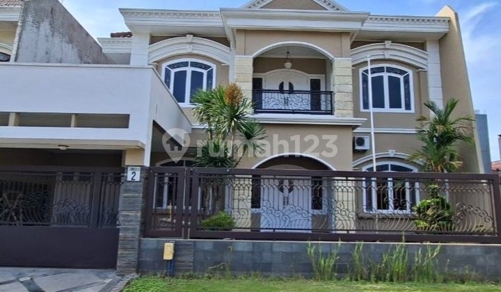 Rent Luxury 2-Story House Well-Maintained and Semi-Furnished with Garden Facility Ready to Live Green and Quiet Environment with Wide Road Strategic Central Location Near Campus Area and Business Center at Istana Dieng Malang City I032