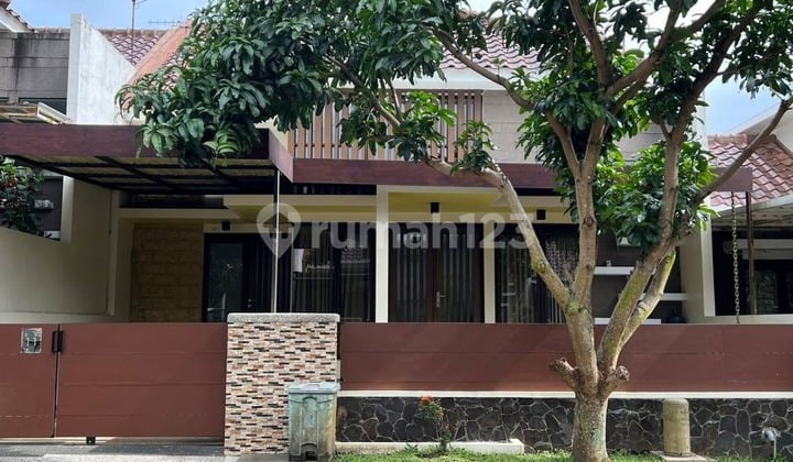 Dijual Rumah Terawat Vibes Sangat Nyaman Kondisi Bagus Bersih dan Ada Area Jemur Siap Huni Lingkungan Aman 24 Jam Dg One Gate System dan Blok Terdepan Kawasan Perumahan Elite Akses Mudah Kemana-Mana di Greenland Tidar Malang Kota H542