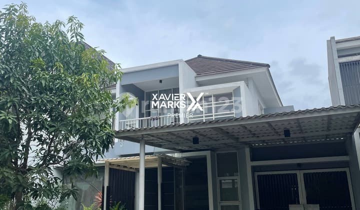 Dijual Rumah Modern 2Lt Kondisi Terawat Bonus Furnish Ada Taman Depan Belakang Siap Huni Keamanan 24 Jam One Gate System Dg Access Card Selangkah ke Ijen Boulevard dan Cybermall Akses Mudah ke Kampus Brawijaya di Ijen Nirwana Klojen Malang Kota H537