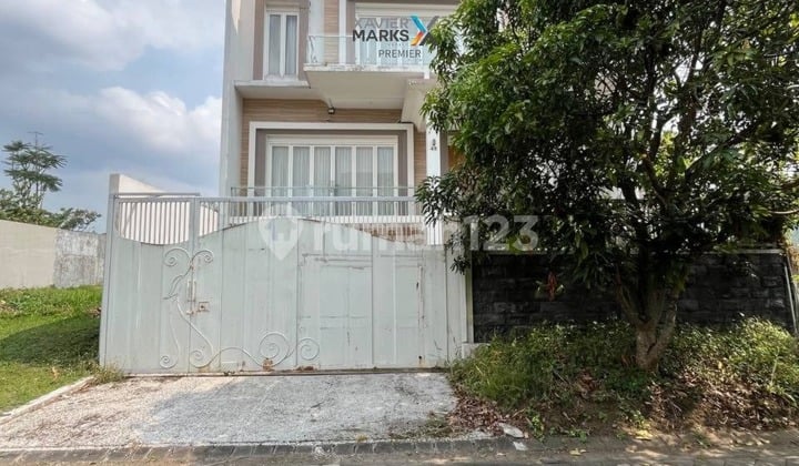 Dijual Rumah Mewah dan Megah 3Lt Kondisi Sangat Terawat dan Bersih Area Parkiran Luas Siap Huni Lingkungan Aman Asri dan Row Jalan Lebar Fasilitas Perumahan Terlengkap Akses Mudah ke Pusat Kota dan Kampus di Greenwood Boulevard Pakis Malang Kota H439