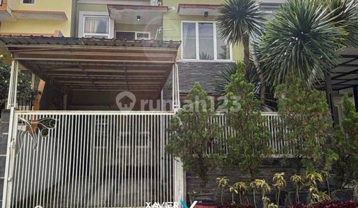 Dijual Villa Minimalis 2Lt dan Terawat Full Furnish Ada Taman Depan Belakang Siap Huni Keamanan 24 Jam Dg One Gate System View Pegunungan di Kompleks Perumahan Favorit Dekat ke Jatim Park 1 dan Pusat Perbelanjaan di Batu Panorama Batu Malang H644