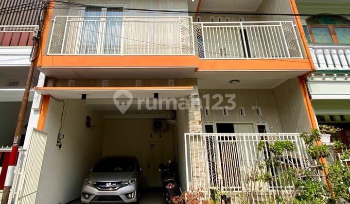Translated to English:
For Sale Minimalist 2-Story House Fully Furnished Well-Maintained Condition with Drying Area Ready to Move In Safe Peaceful Neat Environment Wide Road Frontage Strategic Location Near City Center and Main Campus Easy Access to Culinary Hub at Griya Shanta Mojolangu Malang City I064