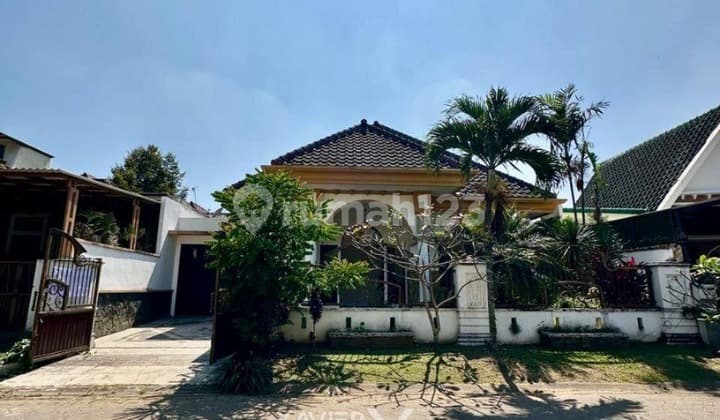 Dijual Rumah Minimalis Terawat dan Semi Furnish Ada Taman Depan dan Belakang Siap Huni Lingkungan Asri dan View Indah Lokasi Dekat Kampus Machung dan Akses Mudah ke Pusat Perbelanjaan di Villa Puncak Tidar Dieng Malang Kota H693