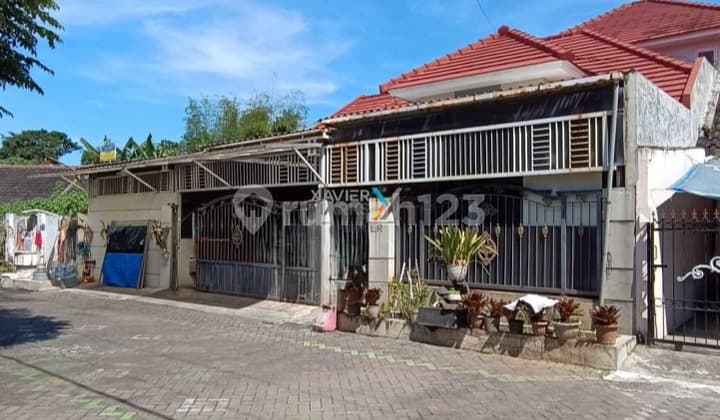 Dijual Rumah Klasik 2Lt Kondisi Terawat dan Bagus Semi Furnish Siap Huni Lingkungan Tenang Nyaman Suasana Asri Lokasi Strategis Dekat Rs Soepraoen dan Sekolah dan Akses Mudah Dekat Jl S Riadi di Janti Sukun Malang Kota H551