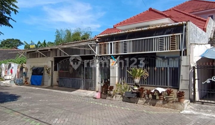 Dijual Rumah Klasik 2Lt Kondisi Terawat dan Bagus Semi Furnish Siap Huni Lingkungan Tenang Nyaman Suasana Asri Lokasi Strategis Dekat Rs Soepraoen dan Sekolah dan Akses Mudah Dekat Jl S Riadi di Janti Sukun Malang Kota H551