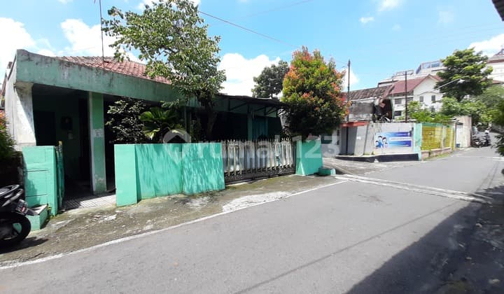 Rumah tua # jual tanah # kondisi masi layak di huny # kawasan perkampusan # dekat dengan mini market terkenal(alfamart/ indomaret)