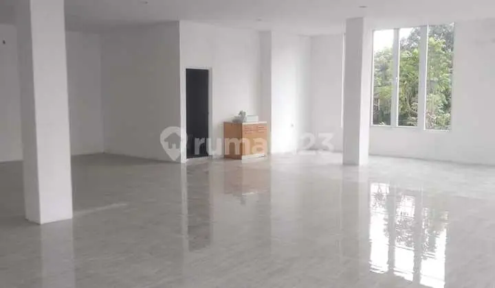 Menteng Dalam House, South Jakarta is suitable for warehouses or business.