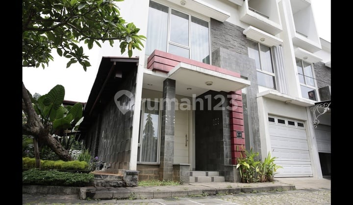 Rumah 3 Lantai Bagus Furnished SHM di Simpruk Golf Residence, Jakarta Selatan