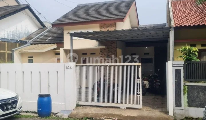 Ready-to-Occupy House in a Cluster Near Buahbatu Toll Road