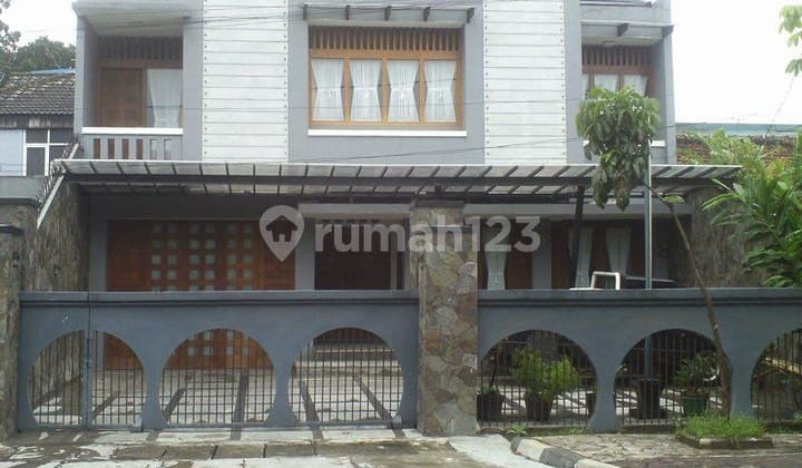 Rumah Mewah Stratregis di Mainroad Sayap Burangrang