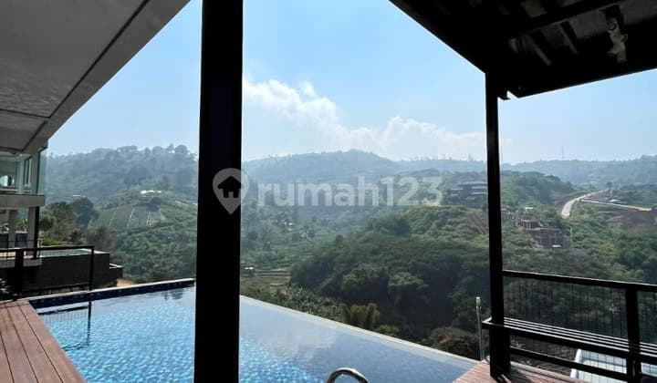 Jual Rumah Villa Cocok untuk Investasi, View Memukau dan Kolam Renang Dago Village