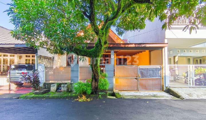 Asri 3-Bedroom House 9 Minutes to Depok Baru Station with KPR Assistance J23545