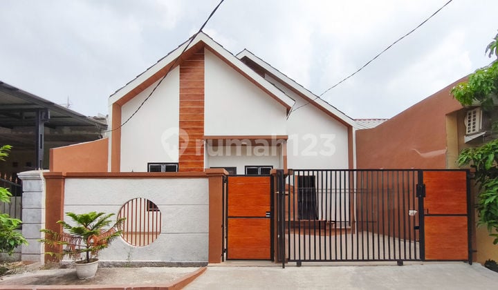Rumah Luas 10 Menit ke Rs. Taman Harapan Baru Hadap Selatan Siap KPR J-36831