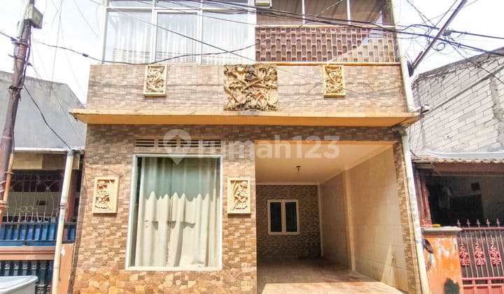 Rumah 11 Menit ke Alia Hospital Depok Hadap Selatan Siap KPR J-37739