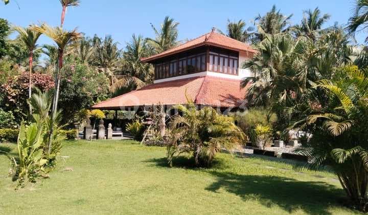 VILLA BESAR DI PANTAI SABA GIANYAR BALI