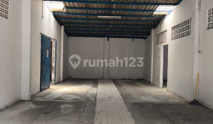 Gudang di Pinggir Jalan Raya Hasyim Ashari Pinang Tangerang Luas 308 M2, Ada Kantor Nya Bagus,