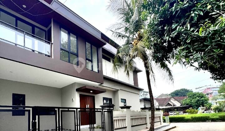 Rumah Baru Siap Huni. Depan Taman. Hoek. Barat & Utara. Dekat Binus School