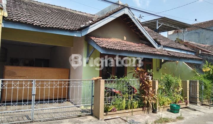 RUMAH SIAP HUNI, KOMPLEKS PERUMAHAN. ROW JALAN 2 MOBIL. SELANGKAH RS ORTOPEDI SOEHARSO, RS UNS, TRANSMART, KAMPUS UMS UNIVERSITAS MUHAMMADIYAH SOLO, STASIUN PURWOSARI.