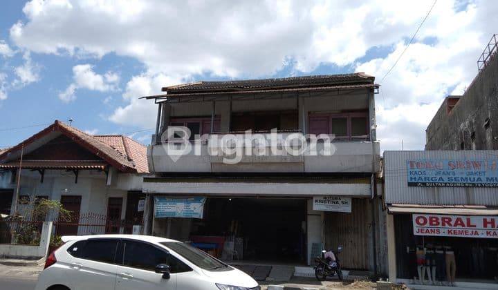 SUPER STRATEGIS, TOKO DAN AULA, SELANGKAH PURA PAKUALAMAN, TITIK NOL MALIOBORO