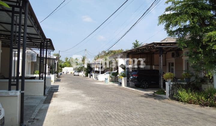 DALAM CLUSTER PERUMAHAN BANGUNJIWO DIKELILINGI PERUMAHAN PADMA RESIDENCE, TIRTA SEJAHTERA, GRAHAYANA, DLL.SELANGKAH UNIVERSITAS ALMA ATA, UNIVERSITAS MUHAMMADIYAH UMY.