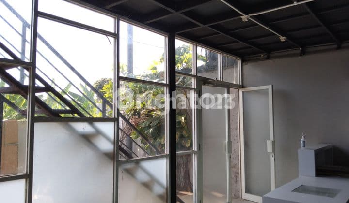 RUMAH USAHA KOS KOST, SANGGAR SENAM DAN RUMAH INDUKSELANGKAH, DIBELAKANG SKE SINDHU KUSUMA EDUPARK, DI DALAM RINGROAD, AREA JOGJA BARAT YANG BERKEMBANG PESAT, DIKELILINGI GUEST HOUSE, PENGINAPAN, KOST EKSKLUSIF, VILLA BOHEMIAN, TUGU MALIOBORO
