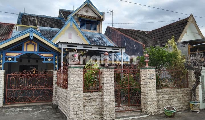 RUMAH BESAR DI AREA JOGJA BARAT, DAERAH PADAT PENDUDUK YANG BERKEMBANG PESAT 1 KM MIROTA GODEAN2,9 KM TUGU MALIOBORO
