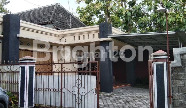RUMAH SIAP HUNI HALAMAN PARKIR LUAS, SELANGKAH STADION MAGUWOHARJO, LOTTE MART. DIKELILINGI KAMPUS: RESPATI, SANATA DHARMA, UPY, AMIKOM, UII.