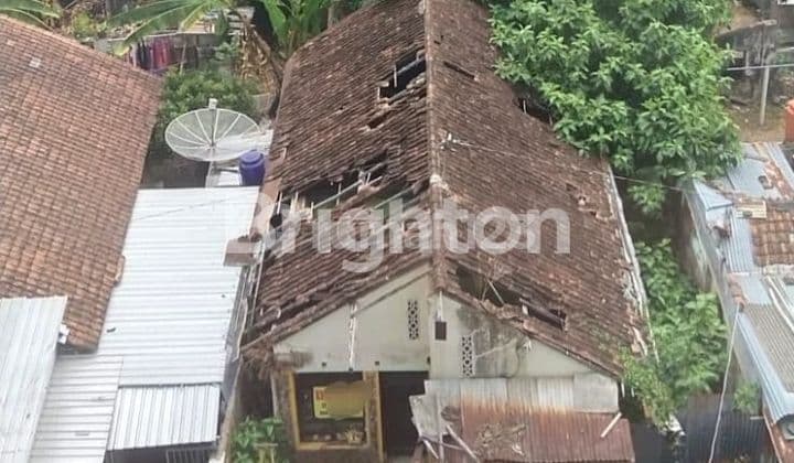 Rumah tua hitung tanah di sebelah mall