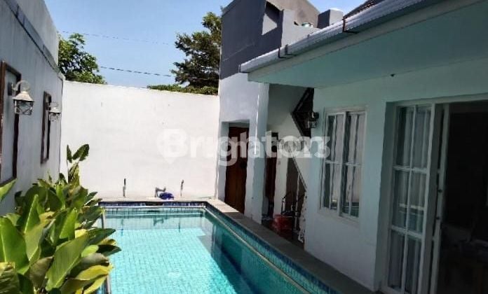 RUMAH KOLAM RENANG FULL FURNISHED DALAM KOMPLEKS PERUMAHAN GODEAN