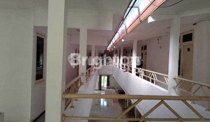 exclusive downtown boarding house, spacious parking.