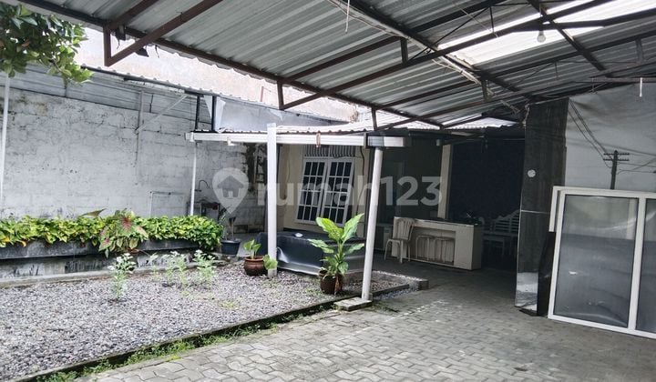 Rumah Usaha Tengah Kota Dikelilingi Kost Kos