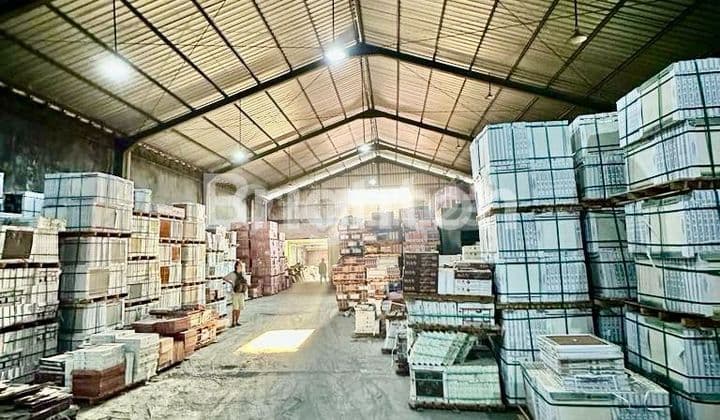 WONOSARI WAREHOUSE STILL OPERATING BY THE MAIN ROAD. ONE STEP TO THE RING ROAD.