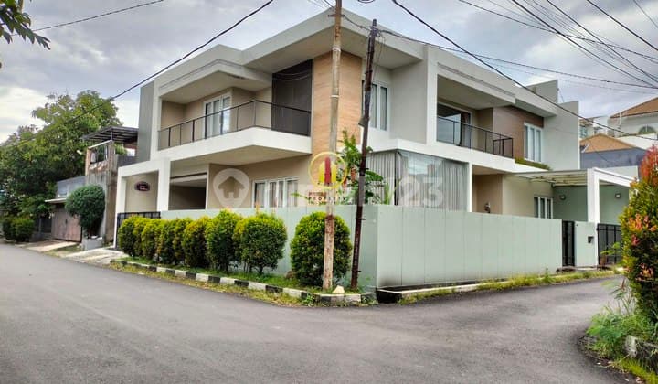 Rumah Luxury Semi Furnished di Turangga Posisi Hook Lok Strategis