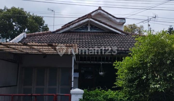 2-Story House in Padjajaran, Bandung, with Toll Access Near Istana Plaza