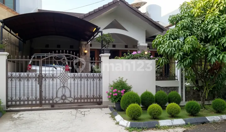 Ready-to-Occupy House in Batununggal, Bandung, Facing East, Best Deal Price