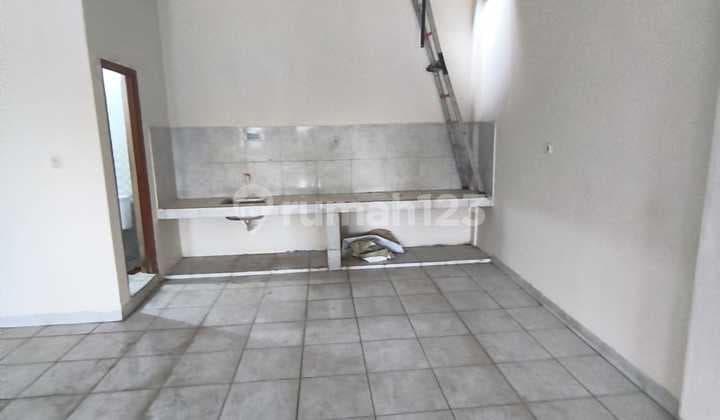 Komeesil 3-Story Shop House Suitable for Business in Meruya, West Jakarta