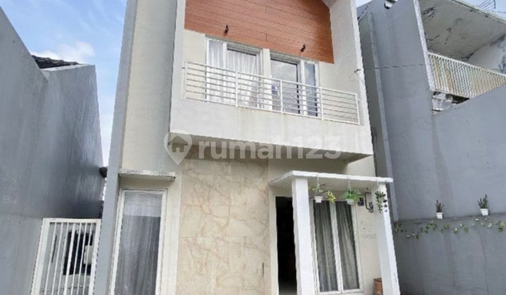 Rumah 2 Lantai Modern Minimalis di Villa Tlogomas Malang