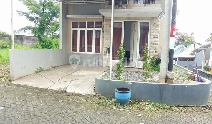 Villa Furnish Selangkah ke Jatim Park di Junrejo Batu