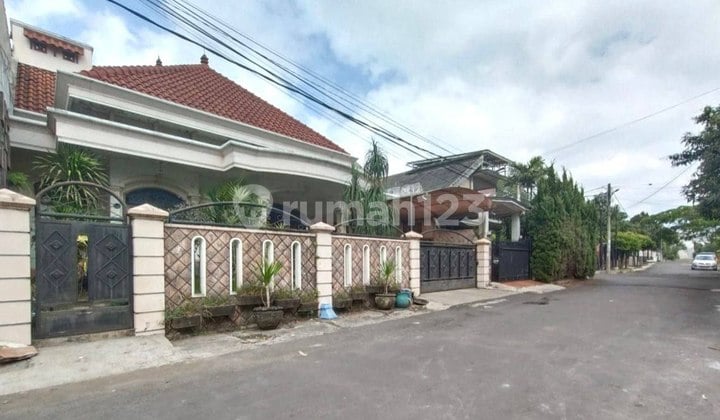 Rumah Klasik Strategis di Soekarno Hatta Indah Malang